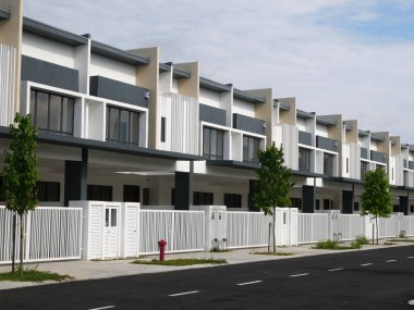 SEREMBAN, MALAYSIA - 17 Haziran 2021: Malezya 'da inşa halindeki yeni çift katlı teras evi. Modern ve çağdaş stili olan bir mimar tarafından tasarlandı. Neredeyse bitti..  