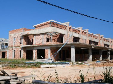 SEREMBAN, MALAYSIA - 17 Haziran 2021: Malezya 'da inşa halindeki yeni çift katlı teras evi. Modern ve çağdaş stili olan bir mimar tarafından tasarlandı. Neredeyse bitti..  