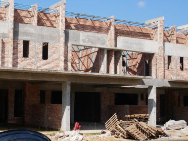 SEREMBAN, MALAYSIA - 17 Haziran 2021: Malezya 'da inşa halindeki yeni çift katlı teras evi. Modern ve çağdaş stili olan bir mimar tarafından tasarlandı. Neredeyse bitti..  