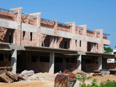 SEREMBAN, MALAYSIA - 17 Haziran 2021: Malezya 'da inşa halindeki yeni çift katlı teras evi. Modern ve çağdaş stili olan bir mimar tarafından tasarlandı. Neredeyse bitti..  