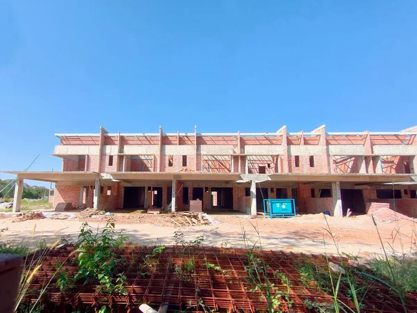 SEREMBAN, MALAYSIA - 17 Haziran 2021: Malezya 'da inşa halindeki yeni çift katlı teras evi. Modern ve çağdaş stili olan bir mimar tarafından tasarlandı. Neredeyse bitti..  