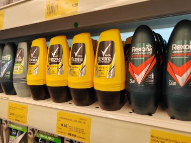 SEREMBAN, MALAYSIA - 17 Haziran 2024: Çeşitli erkek ve kadın deodorant ürünleri içeren bir sıra raf. 