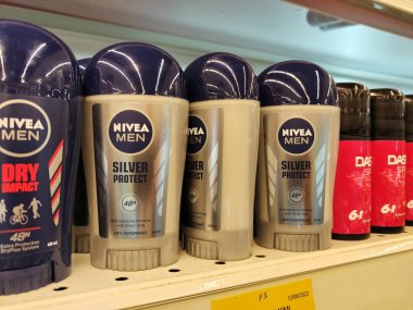 SEREMBAN, MALAYSIA - 17 Haziran 2024: Çeşitli erkek ve kadın deodorant ürünleri içeren bir sıra raf. 