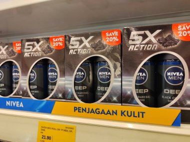SEREMBAN, MALAYSIA - 17 Haziran 2024: Çeşitli erkek ve kadın deodorant ürünleri içeren bir sıra raf. 