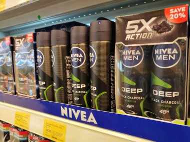 SEREMBAN, MALAYSIA - 17 Haziran 2024: Çeşitli erkek ve kadın deodorant ürünleri içeren bir sıra raf. 