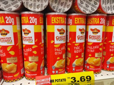 SEREMBAN, MALAYSIA - 30 Haziran 2024: Bir süpermarketteki satış raflarında silindirik paketlerde çeşitli patates cipsi markaları satılıyor.