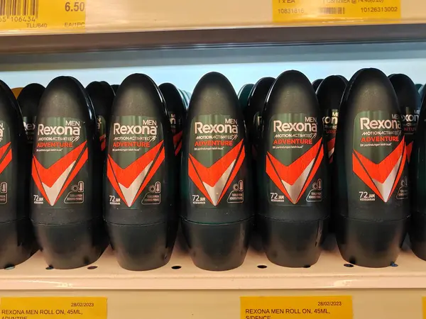 SEREMBAN, MALAYSIA - 17 Haziran 2024: Çeşitli erkek ve kadın deodorant ürünleri içeren bir sıra raf. 
