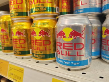 MELAKA, MALAYSIA -6 Haziran 2024: Ticari paketlerde çeşitli enerji içecekleri satışa sunulmaktadır. Marka ve aromayla ayrılmış. Müşterilerin satın almasını kolaylaştıracak bir fiyat etiketi var..