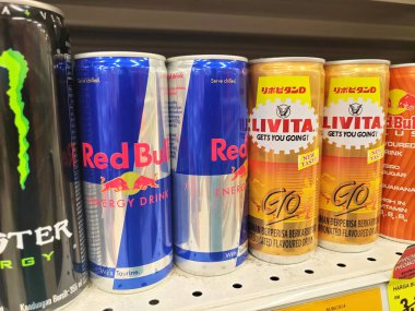 MELAKA, MALAYSIA -6 Haziran 2024: Ticari paketlerde çeşitli enerji içecekleri satışa sunulmaktadır. Marka ve aromayla ayrılmış. Müşterilerin satın almasını kolaylaştıracak bir fiyat etiketi var..