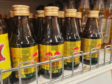 MELAKA, MALAYSIA -6 Haziran 2024: Ticari paketlerde çeşitli enerji içecekleri satışa sunulmaktadır. Marka ve aromayla ayrılmış. Müşterilerin satın almasını kolaylaştıracak bir fiyat etiketi var..