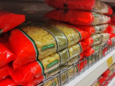 SEREMBAN, MALAYSIA - 6 Haziran 2024: Satış raflarında makarna satılıyor. Kan grubuna ve markasına göre ayrılmış. Fiyat etiketi var