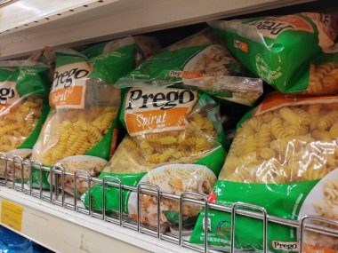 SEREMBAN, MALAYSIA - 6 Haziran 2024: Satış raflarında makarna satılıyor. Kan grubuna ve markasına göre ayrılmış. Fiyat etiketi var