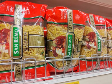 SEREMBAN, MALAYSIA - 6 Haziran 2024: Satış raflarında makarna satılıyor. Kan grubuna ve markasına göre ayrılmış. Fiyat etiketi var