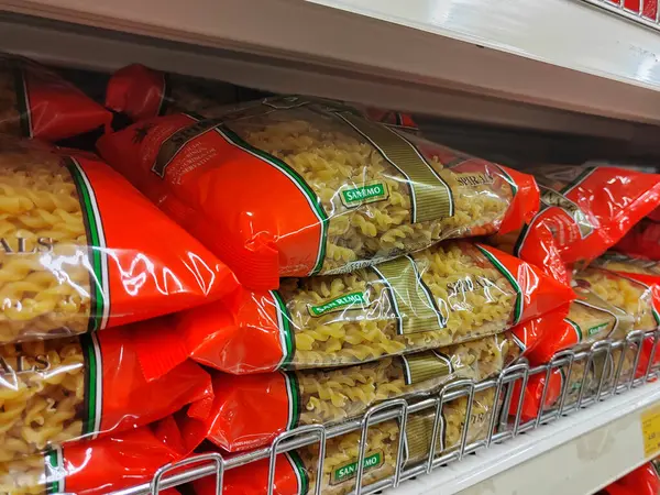 SEREMBAN, MALAYSIA - 6 Haziran 2024: Satış raflarında makarna satılıyor. Kan grubuna ve markasına göre ayrılmış. Fiyat etiketi var