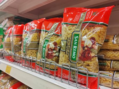 SEREMBAN, MALAYSIA - 6 Haziran 2024: Satış raflarında makarna satılıyor. Kan grubuna ve markasına göre ayrılmış. Fiyat etiketi var