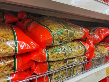 SEREMBAN, MALAYSIA - 6 Haziran 2024: Satış raflarında makarna satılıyor. Kan grubuna ve markasına göre ayrılmış. Fiyat etiketi var