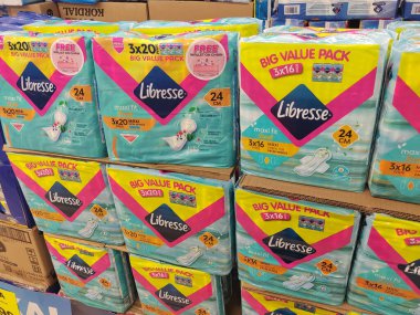 MELAKA, MALAYSIA - 2 Temmuz 2024: Süpermarketin içindeki sergi masasında satılığa çıkarılan kadın hijyenik peçetesi veya hijyenik ped üzerine seçici odaklanma. Hijyenik havlu olarak da bilinir..