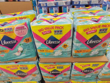 MELAKA, MALAYSIA - 2 Temmuz 2024: Süpermarketin içindeki sergi masasında satılığa çıkarılan kadın hijyenik peçetesi veya hijyenik ped üzerine seçici odaklanma. Hijyenik havlu olarak da bilinir..