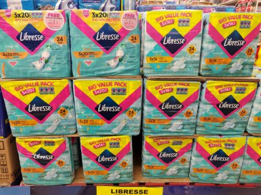 MELAKA, MALAYSIA - 2 Temmuz 2024: Süpermarketin içindeki sergi masasında satılığa çıkarılan kadın hijyenik peçetesi veya hijyenik ped üzerine seçici odaklanma. Hijyenik havlu olarak da bilinir..