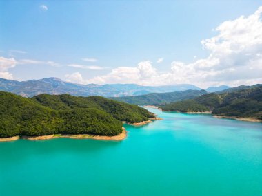 Arnavutluk 'un Tiran kenti yakınlarındaki dağlarda yer alan önemli bir su kaynağı olan Bovilla Barajı' nın canlı turkuaz suyunu hayret verici bir yüksek açıyla gösteriyor. 