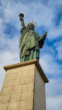 Paris 'te Seine' den Özgürlük Anıtı manzarası.