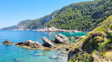 Agios Ioannis Sahili 'nin güzel turkuaz körfezi, Yunanistan' daki the famous Mamma Mia Kilisesi 'nin altında.