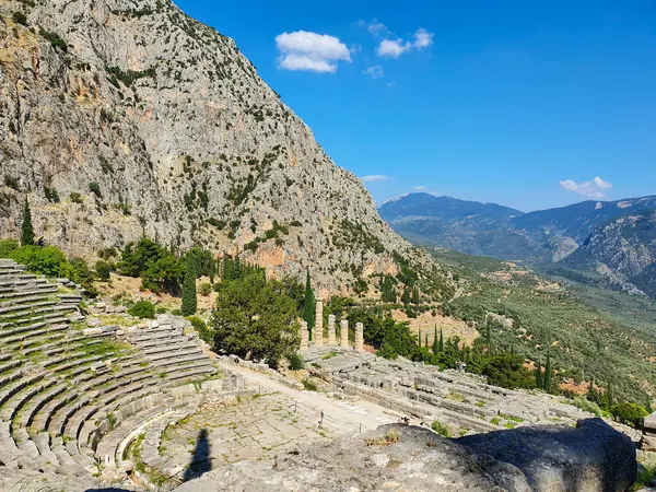 Yunanistan 'daki UNESCO Dünya Mirası Alanı Delphi arkeolojik sahasında antik tiyatro ve Apollo Tapınağı manzarası