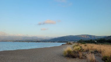 İtalya, Sicilya 'daki Patti Körfezi' nin karşısındaki Laghetti di Marinello Doğa Koruma Alanı 'ndan sakin bir altın saat manzarası..