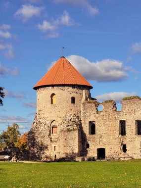 Güzel ortaçağ şatosu, güneşli bir sonbahar gününde Letonya 'nın tarihi CSI kasabasında yıkıldı ve restore edildi..