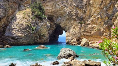 Büyüleyici Delikdeniz Kral Koyu (King 's Cove), Gazipaa, Antalya, Türkiye' de doğal bir kaya kemeri bulunan gizli bir deniz mağarası ve plajı..