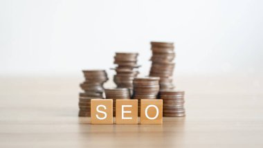 Tahta küp üzerine metin SEO altın sikkeler ve pazarlama kavramı ile dekore