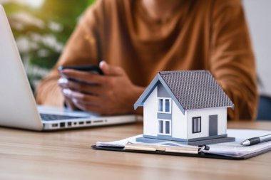 Emlakçı ev teklif ediyor. İş adamları, emlakçı ev sigortası için emlakçıyla anlaşma yapıyor. Gayrimenkul yatırımı Emlak sigortası