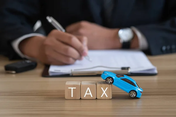 玩具蓝色汽车和汽车钥匙登记税 提高昂贵汽车税的概念 汽车税 规划运输融资费用的管理 汽车贷款 — 图库照片