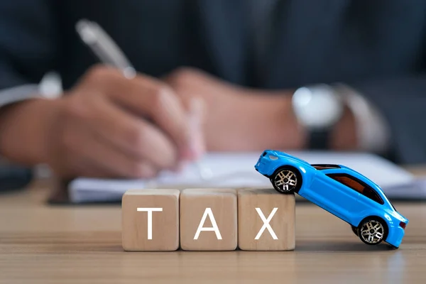 Іграшковий Синій Автомобіль Автомобільний Ключ Податку Написи Концепція Підвищення Податків — стокове фото