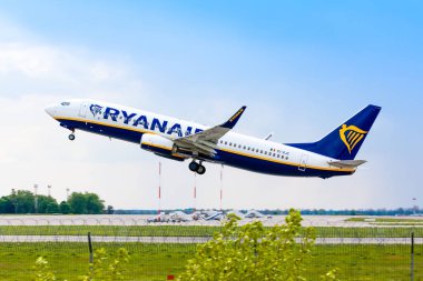 Boryspil, Ukrayna - 11 Mayıs 2019: Ryanair uçağı Boeing 737-800 (EI-GJC) Boryspil Uluslararası Havalimanı 'ndan havalanıyor