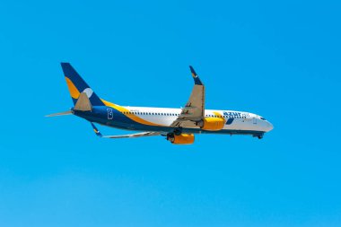 Boryspil, Ukrayna - 24 Ağustos 2019: Azur Air 'in Boeing 737-UTQ uçağı Boryspil havaalanından kalkıyor