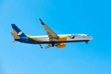 Boryspil, Ukrayna - 24 Ağustos 2019: Azur Air 'in Boeing 737-UTQ uçağı Boryspil havaalanından kalkıyor
