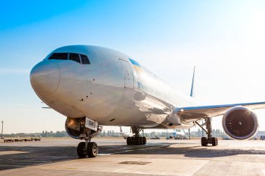 Boryspil, Ukrayna - 10 Eylül 2019: Boryspil Uluslararası Havalimanı önlüğü üzerinde Ukrayna Uluslararası Havayolları 'nın Boeing 777-200ER (UR-GOB) uçağı