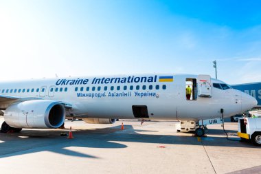 Boryspil, Ukrayna - 10 Eylül 2019: Ukrayna Uluslararası Havayolları 'nın Boeing 737 (UR-UIB) uçağı Boryspil Uluslararası Havalimanı' nın apronunda