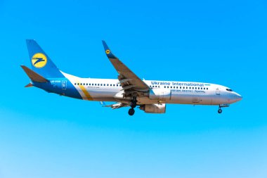 Boryspil, Ukrayna - 27 Ağustos 2019: Ukrayna Uluslararası Havayolları 'nın Boeing 737-800 (UR-PSD) uçağı Boryspil Uluslararası Havaalanına iniyor