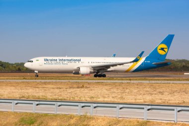 Boryspil, Ukrayna - 10 Eylül 2019: Ukrayna Uluslararası Havaalanından Boeing 767-300ER (UR-GEA) uçağı Boryspil Uluslararası Havaalanında taksicilik yapıyor