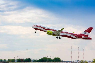 Boryspil, Ukrayna - 11 Mayıs 2019: Air Baltic 'ten Airplane Airbus A220 (YL-CSL) Boryspil Uluslararası Havalimanı' ndan kalkıyor