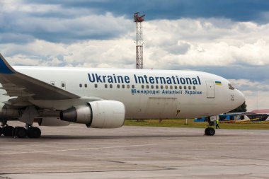 Boryspil, Ukrayna - 14 Temmuz 2020: Ukrayna Uluslararası Havayolları 'nın Boeing 767-300ER (UR-GEA) uçağı Boryspil Uluslararası Havaalanı' nda bulunmaktadır.