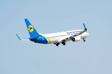 Boryspil, Ukrayna - 21 Haziran 2021: Ukrayna Uluslararası Havayolları 'nın (FlyUIA) Boeing 737-800 (UR-PSP) uçağı Boryspil Uluslararası Havaalanı' ndan havalanmaktadır.