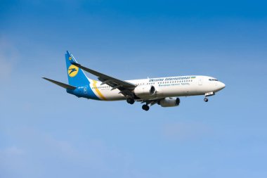 Boryspil, Ukrayna - 30 Mayıs 2019: Ukrayna Uluslararası Havayolları 'ndan Boeing 737-800 (UR-PSZ) uçağı Boryspil Uluslararası Havaalanına iniyor