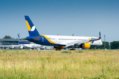 Boryspil, Ukrayna - 21 Haziran 2020: Boryspil Uluslararası Havalimanı 'ndaki Azur Air Ukrayna' nın Boeing 757-300 (UR-AZP) uçağı