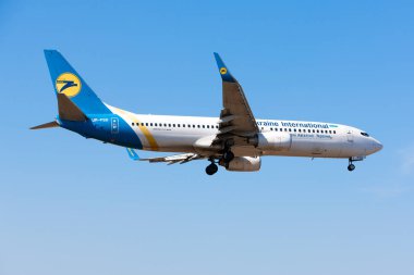 Boryspil, Ukrayna - 27 Ağustos 2019: Ukrayna Uluslararası Havayolları 'nın Boeing 737-800 (UR-PSD) uçağı Boryspil Uluslararası Havaalanına iniyor