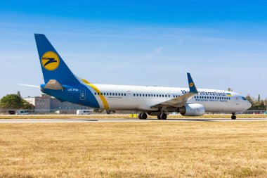 Boryspil, Ukrayna - 10 Eylül 2019: Ukrayna Uluslararası Havaalanından Boeing 737-900ER (UR-PSK) Boryspil Uluslararası Havaalanı 'nda taksicilik yapıyor