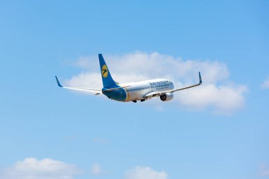 Boryspil, Ukrayna - 17 Eylül 2019: Ukrayna Uluslararası Havayolları 'nın (FlyUIA) Boeing 737-800 (UR-PSE) uçağı Boryspil Uluslararası Havalimanı' ndan kalkıyor