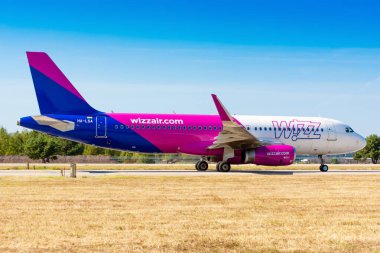 Boryspil, Ukrayna - 10 Eylül 2019: Wizzair 'in Airplane Airbus A320 (HA-LSA) Boryspil Uluslararası Havaalanında taksicilik yapıyor